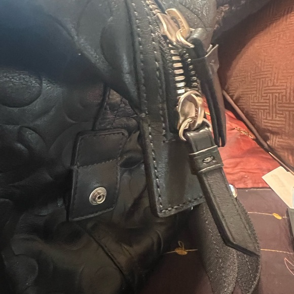 Men’s/women’s Coach embossed leather overnight bag. - Picture 4 of 6